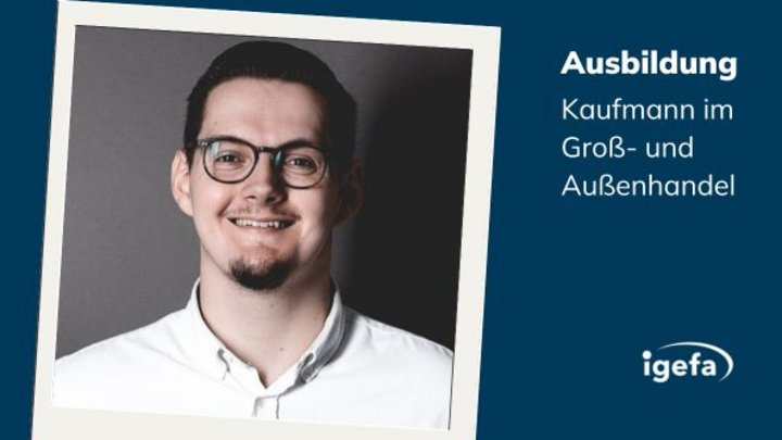Porträt eines Auszubildenden, Schriftzug Ausbildung Kaufmann im Groß- und Außenhandel
