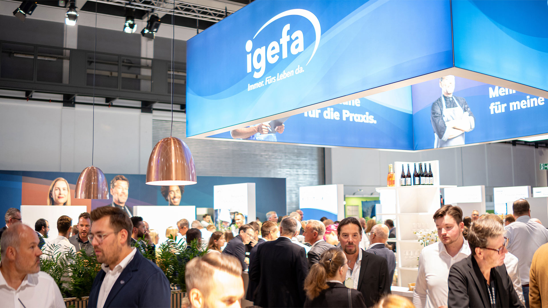 Messestand mit blauem igefa-Schriftzug und vielen Besuchern