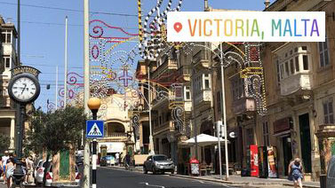 Straße in Victoria, Malta mit Festschmuck