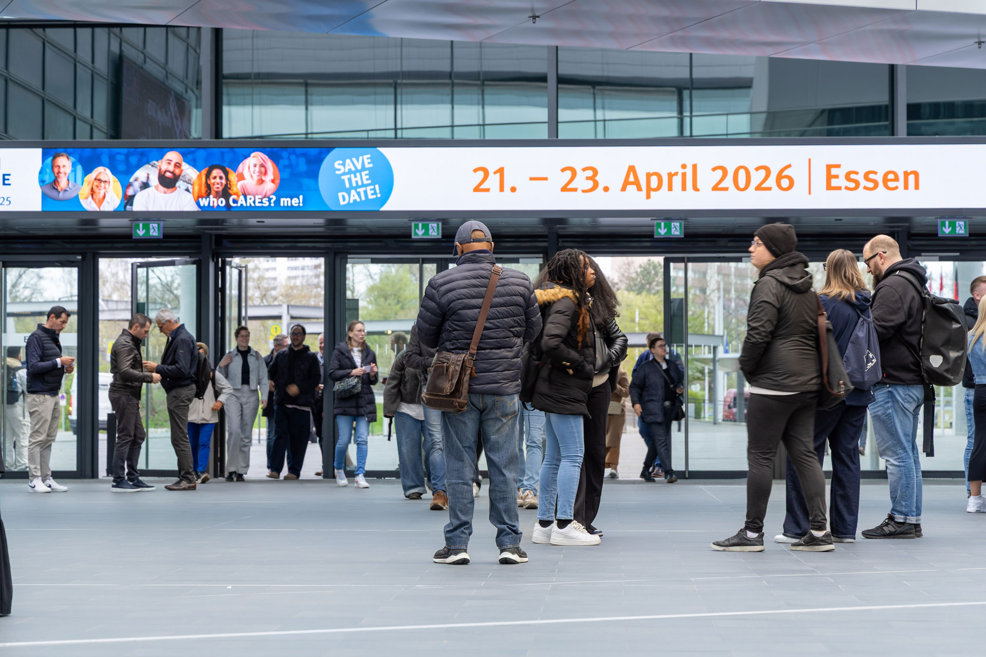 Besucher vor dem Messeeingang, Banner 21.–23. April 2026 Essen