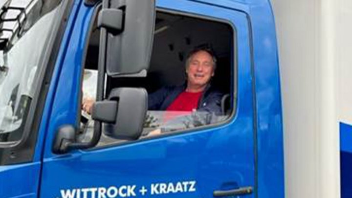 Fahrer im blauen LKW, Schriftzug WITTROCK + KRAATZ