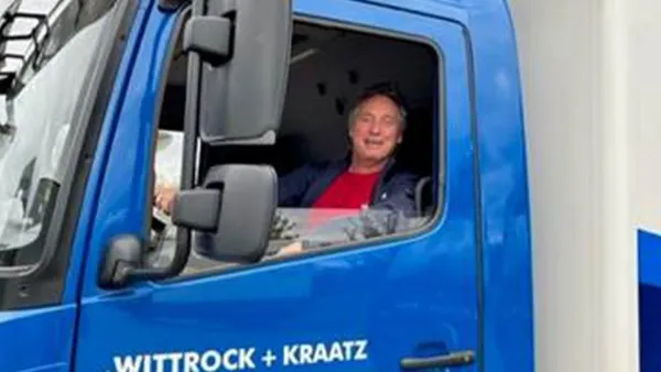 Fahrer im blauen LKW, Schriftzug WITTROCK + KRAATZ