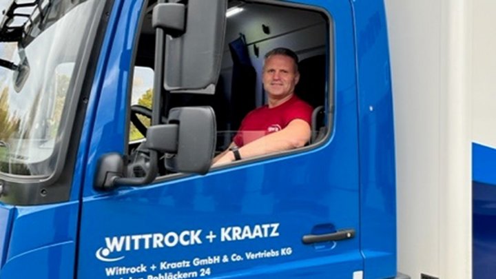 Fahrer in LKW-Kabine, Schriftzug WITTROCK + KRAATZ