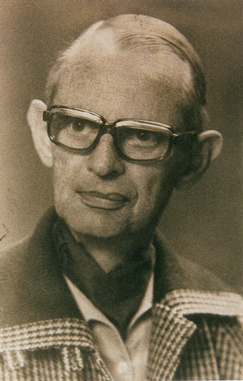 Sepia-Porträt eines älteren Mannes mit Brille