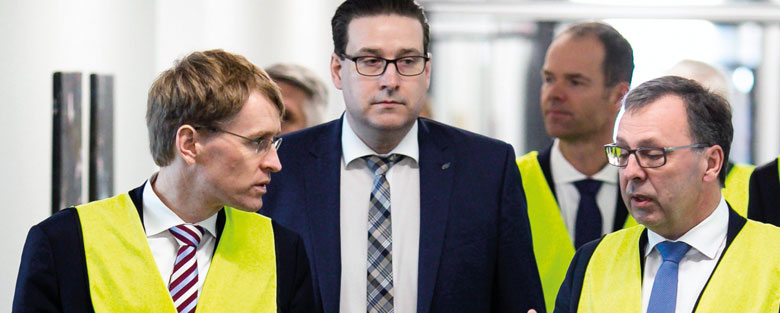 Besuchergruppe in gelben Warnwesten im Gespräch