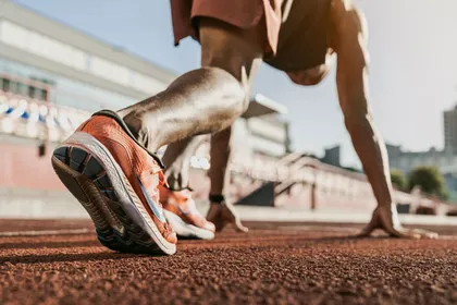 Läufer im Startblock auf der Tartanbahn