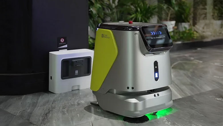 Reinigungsroboter mit Sensorik auf einem Steinboden