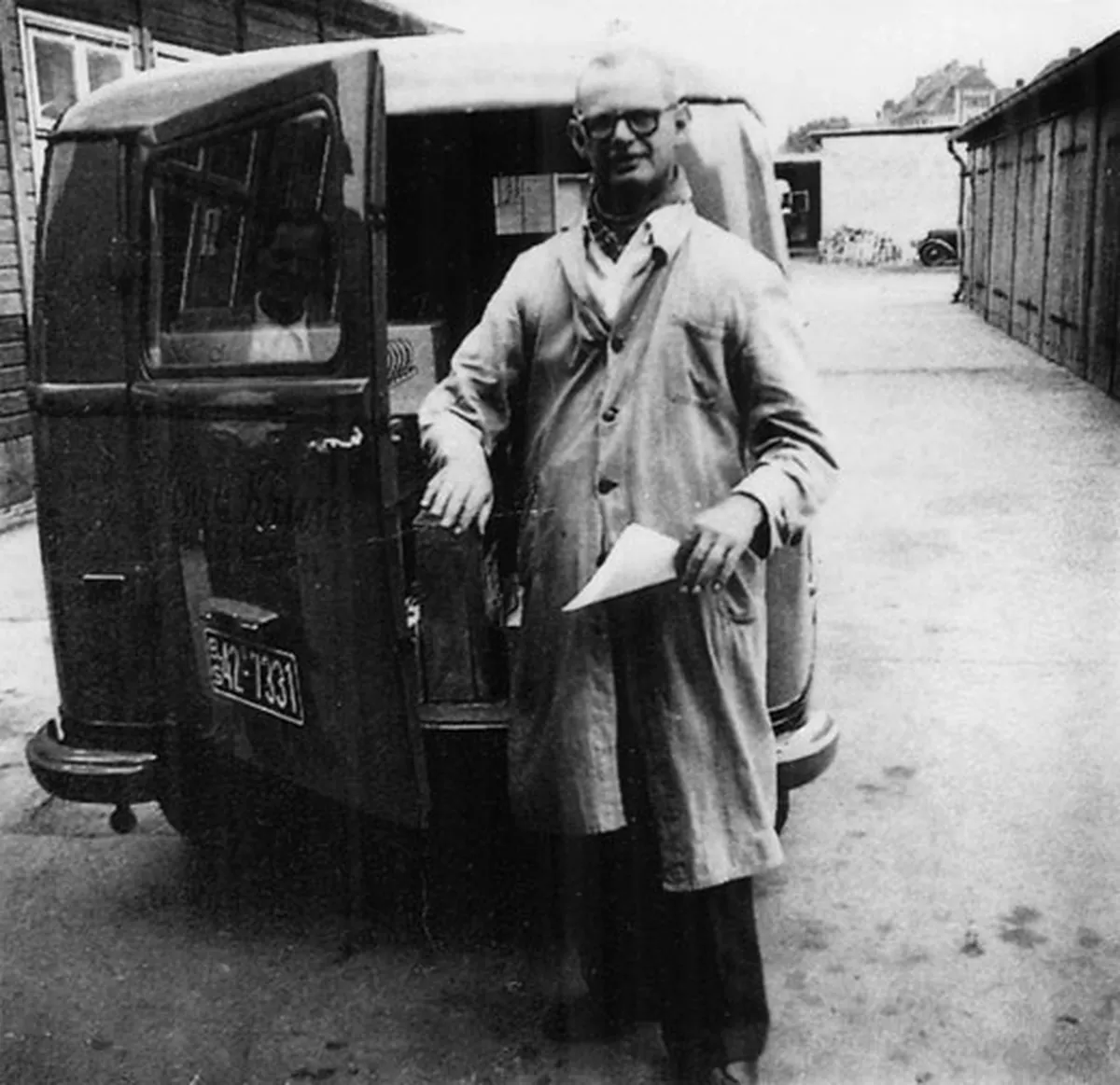 1957: Henry Kruse vor seinem ersten Kleintransporter