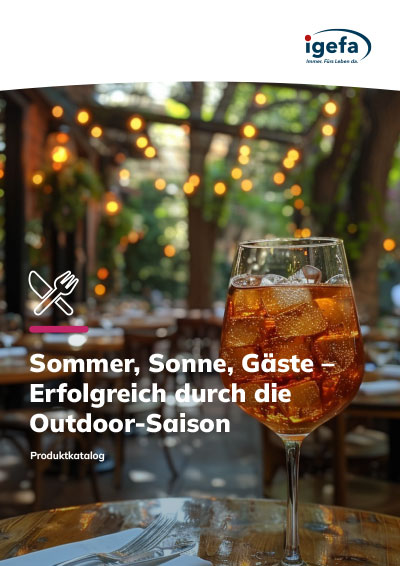 Katalogtitel Sommer, Sonne, Gäste über Aperitifglas im Außenbereich