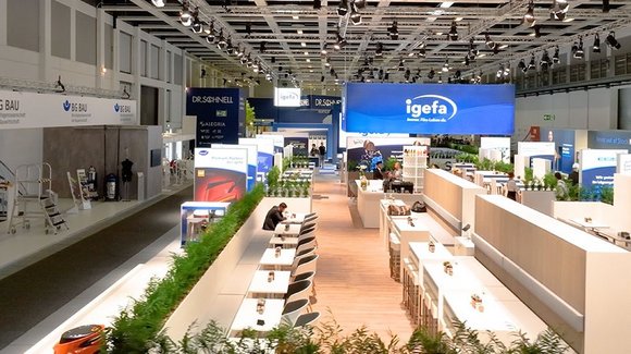 Messehalle mit Ständen, Schriftzug igefa auf blauer Leinwand