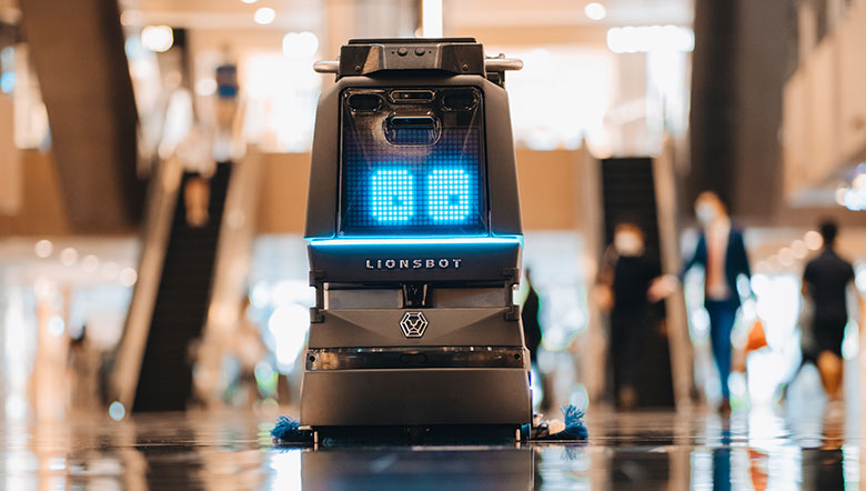 LionsBot-Reinigungsroboter in einer Einkaufspassage