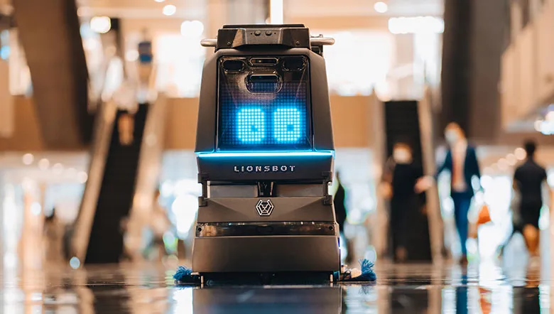 LionsBot-Reinigungsroboter in einer Einkaufspassage