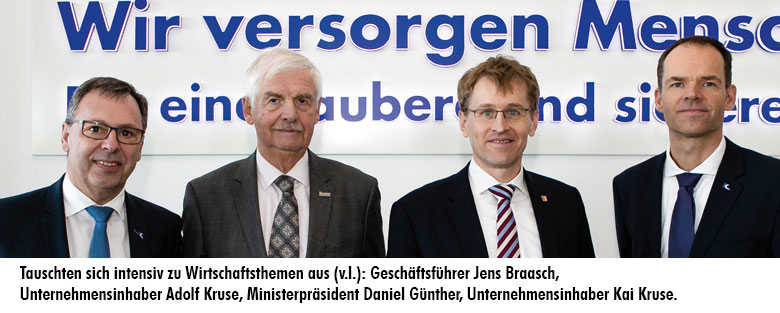 Vier Männer im Anzug beim Besuch des Ministerpräsidenten