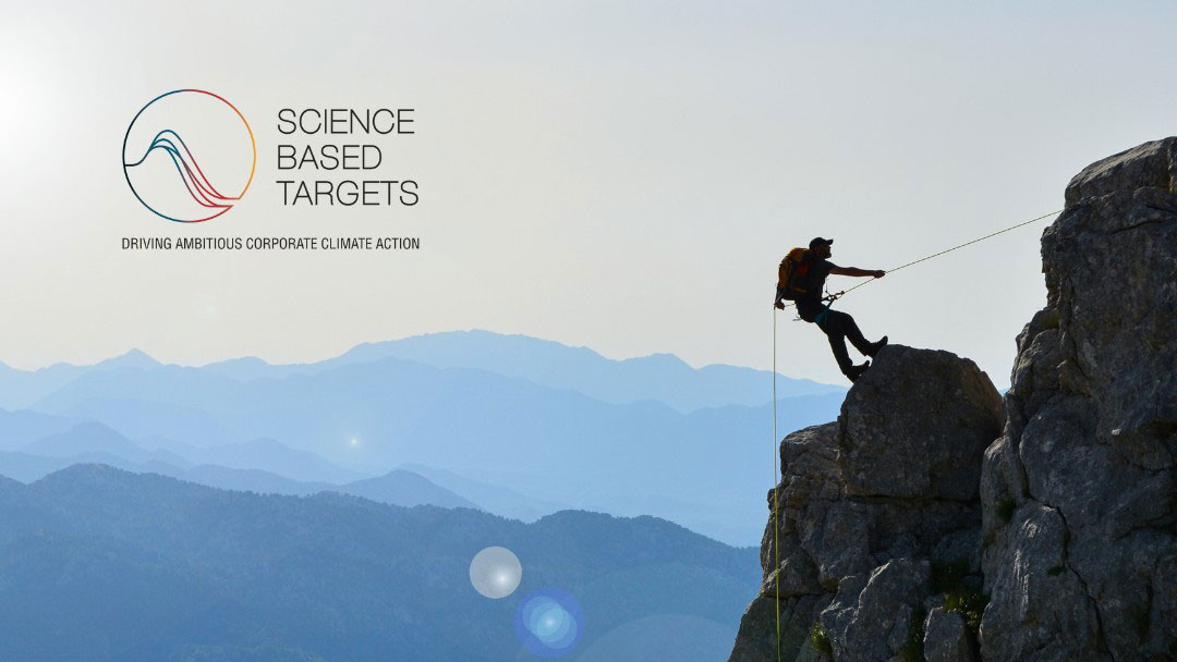 Logo Science Based Targets über Bergpanorama mit Kletterer