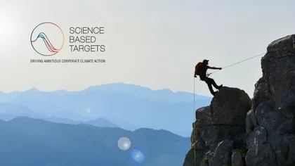 Logo Science Based Targets über Bergpanorama mit Kletterer
