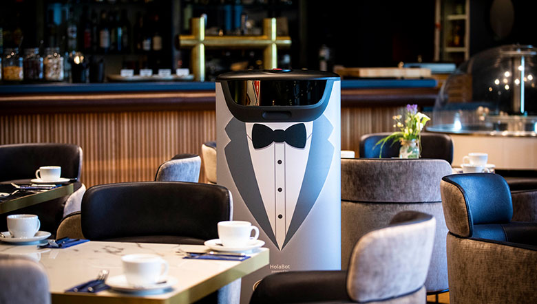 Serviceroboter im Frack-Design in einer Hotelbar