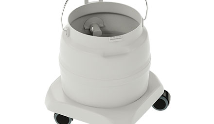 Geöffneter Wasserbehälter mit Bügelgriff auf dem Fahrgestell