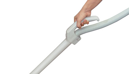 Hand am Handsaugrohr des bluematic VC 36 BECO