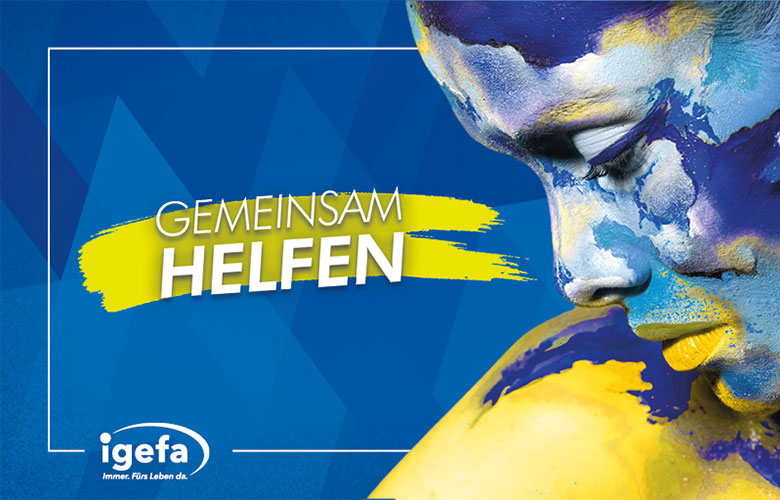 Blau-gelb bemaltes Gesicht, Schriftzug Gemeinsam helfen
