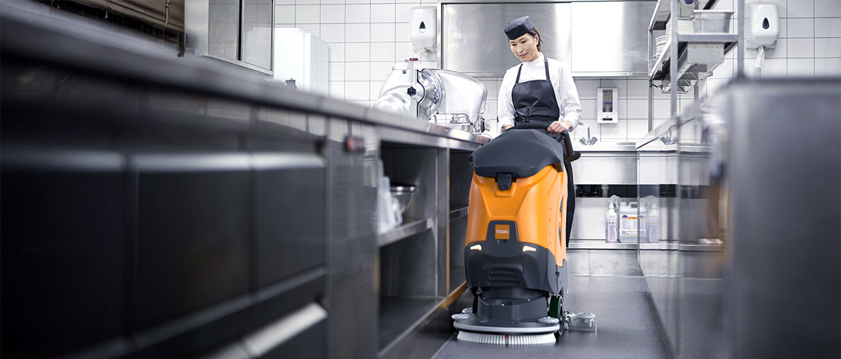 Bodenreinigung in einer Großküche mit einer TASKI-Maschine