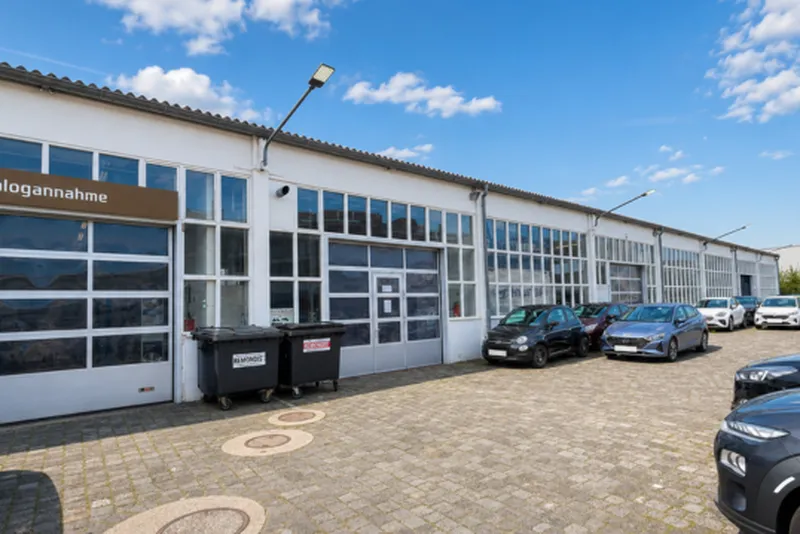 Frei lieferbares Autohaus mit Ausstellungsfläche, Werkstatt und Büros