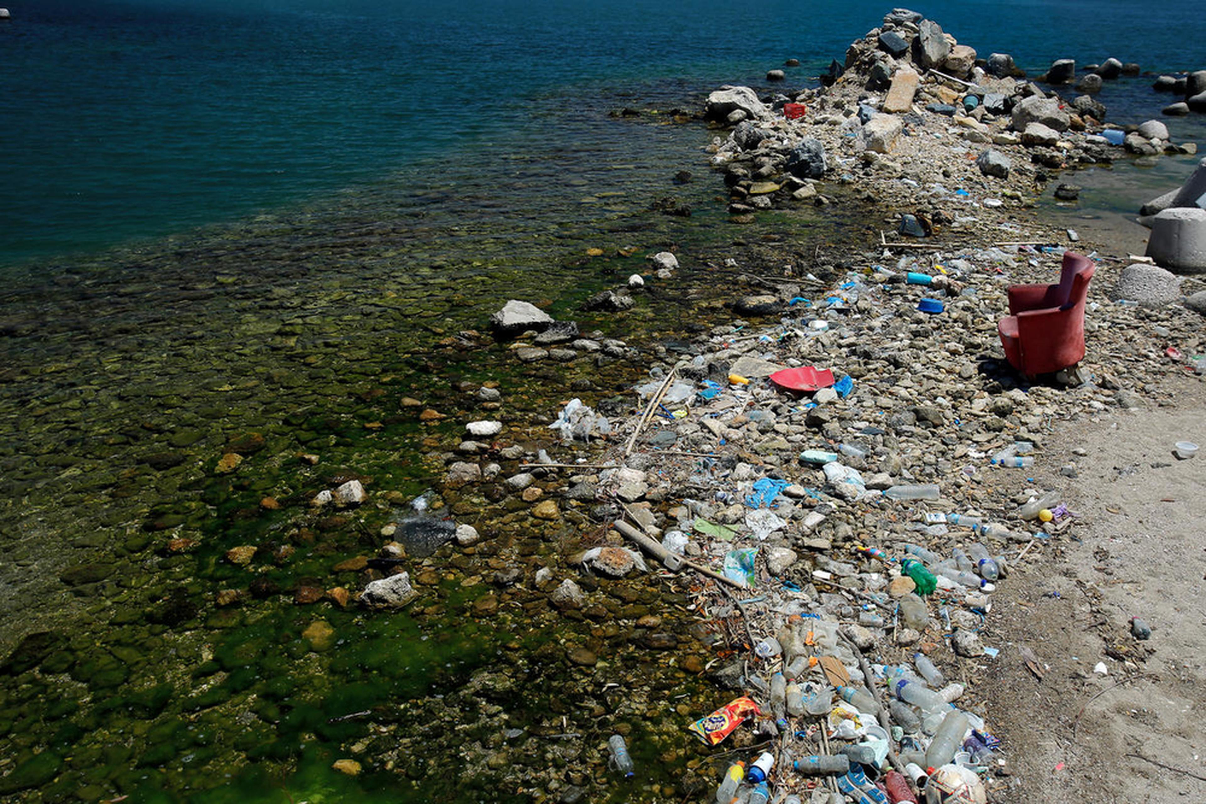 Plastic afval op een strand in Griekenland