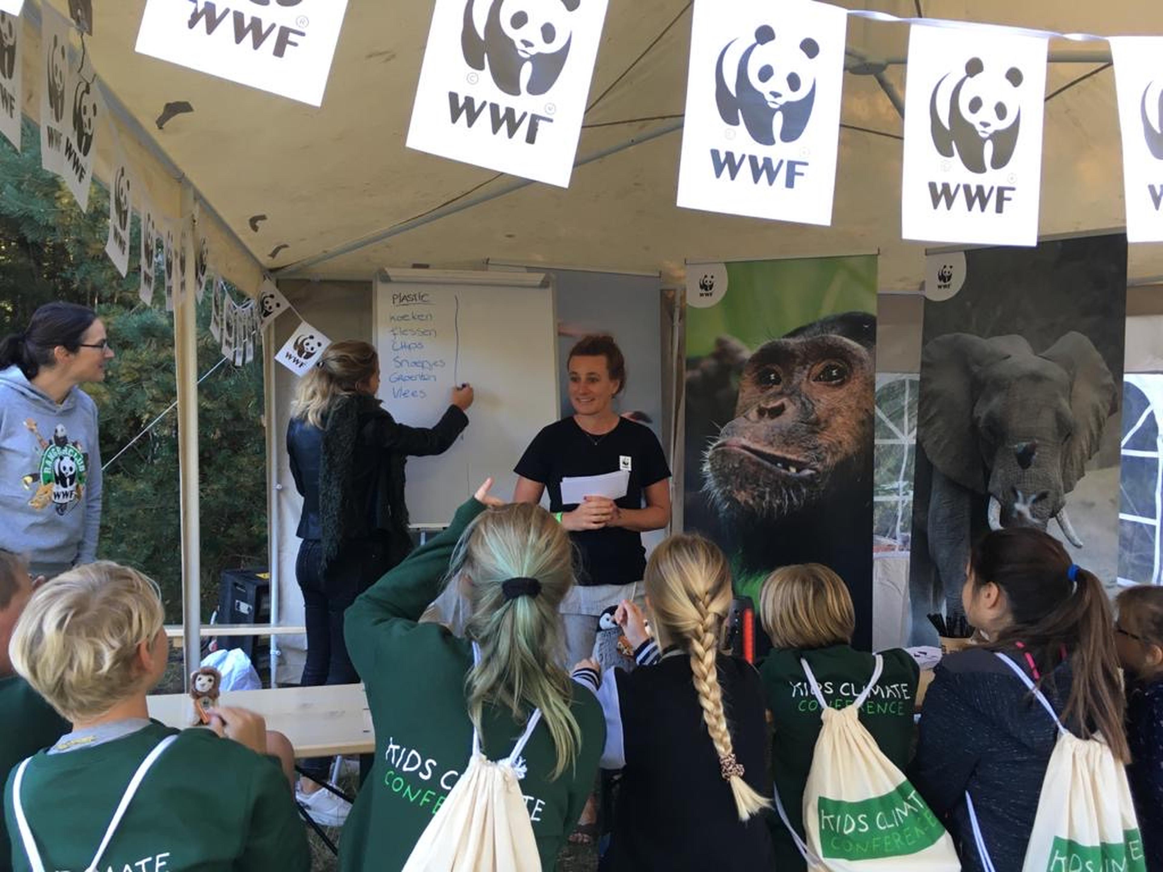kind neemt foto van twee dames bij een WWF stand