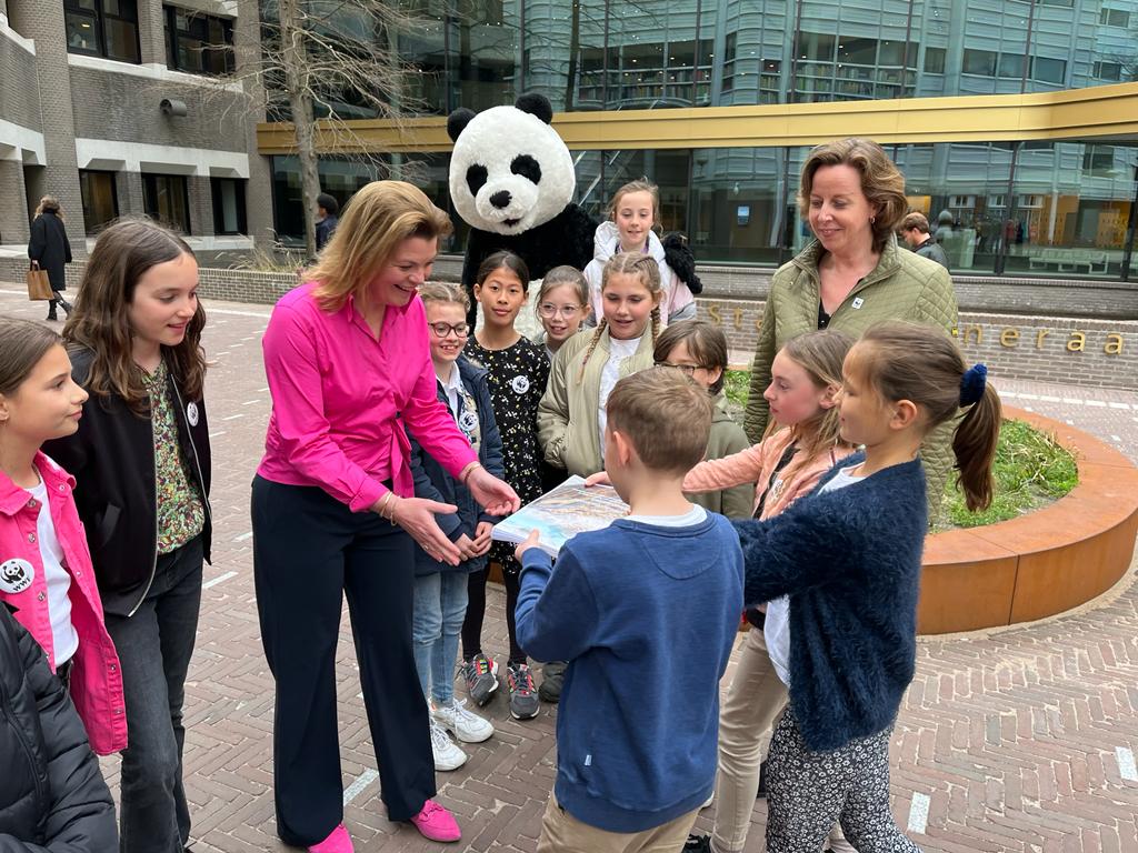 Overhandiging Introductiedossier Biodiversiteit aan minister Van der Wal 13 april 2022.jpeg