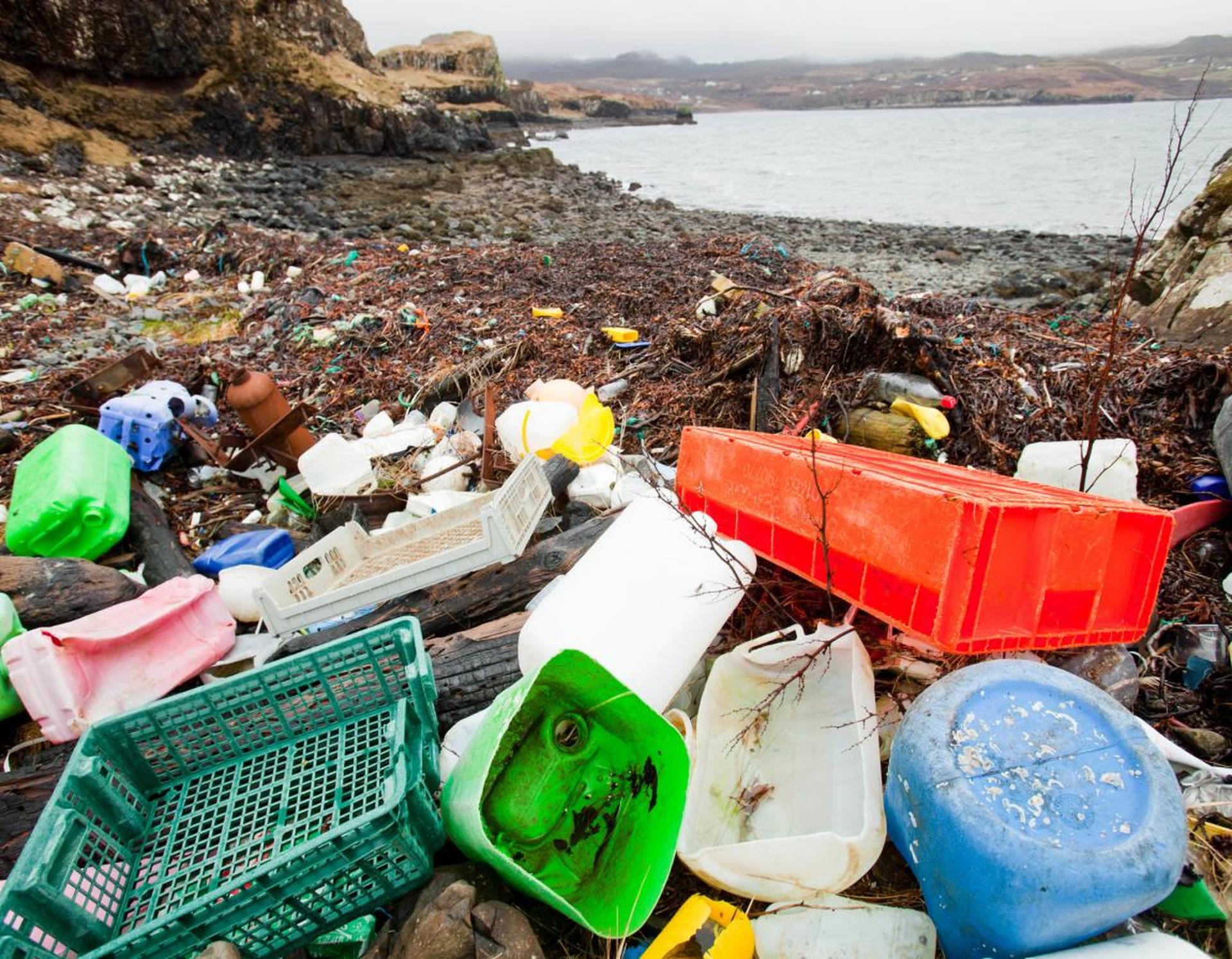 Plastic afval spoelt aan op strand