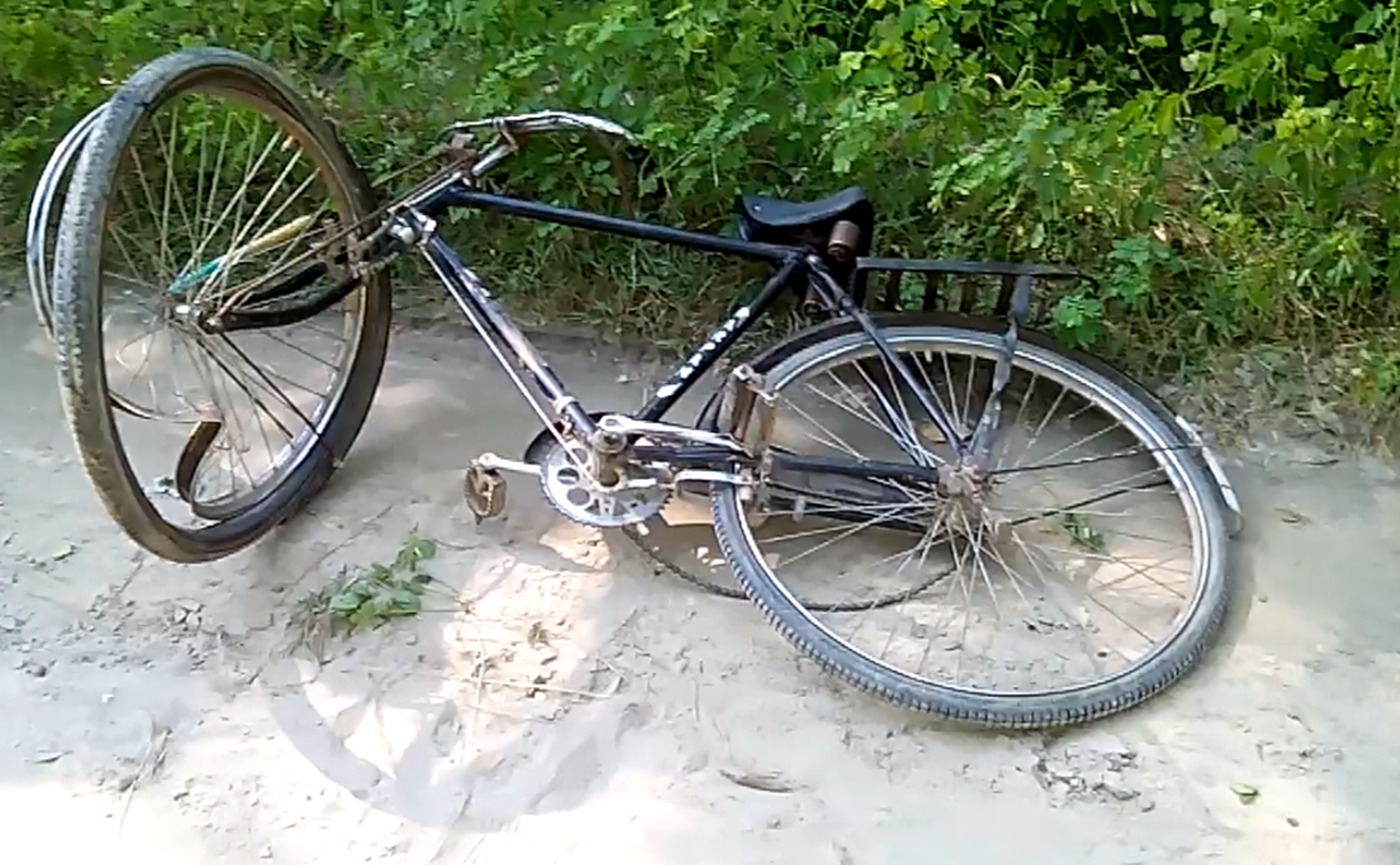 Fiets ligt kapot op de grond