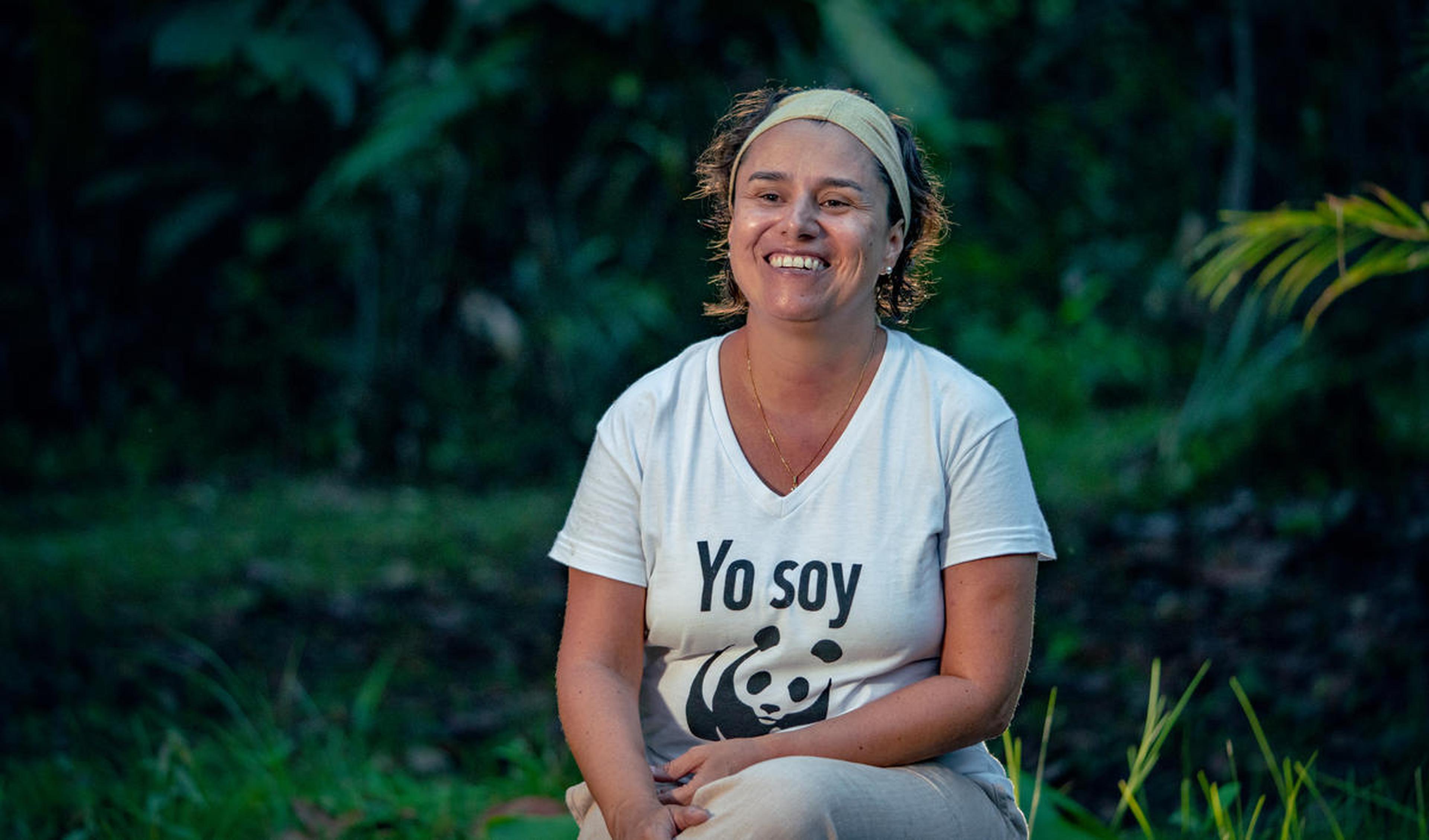 vrouw met wwf tshirt aan lacht naar de camera