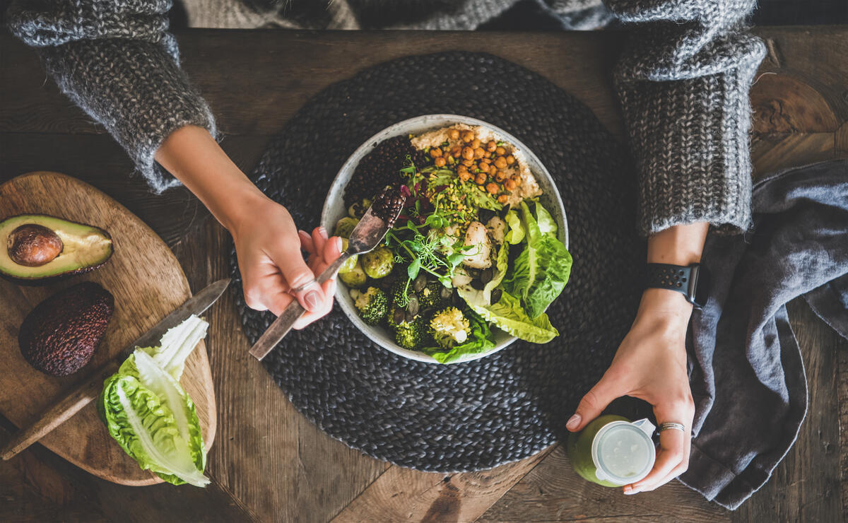 Een gezonde maaltijd gevuld met groente, avocado en hummus