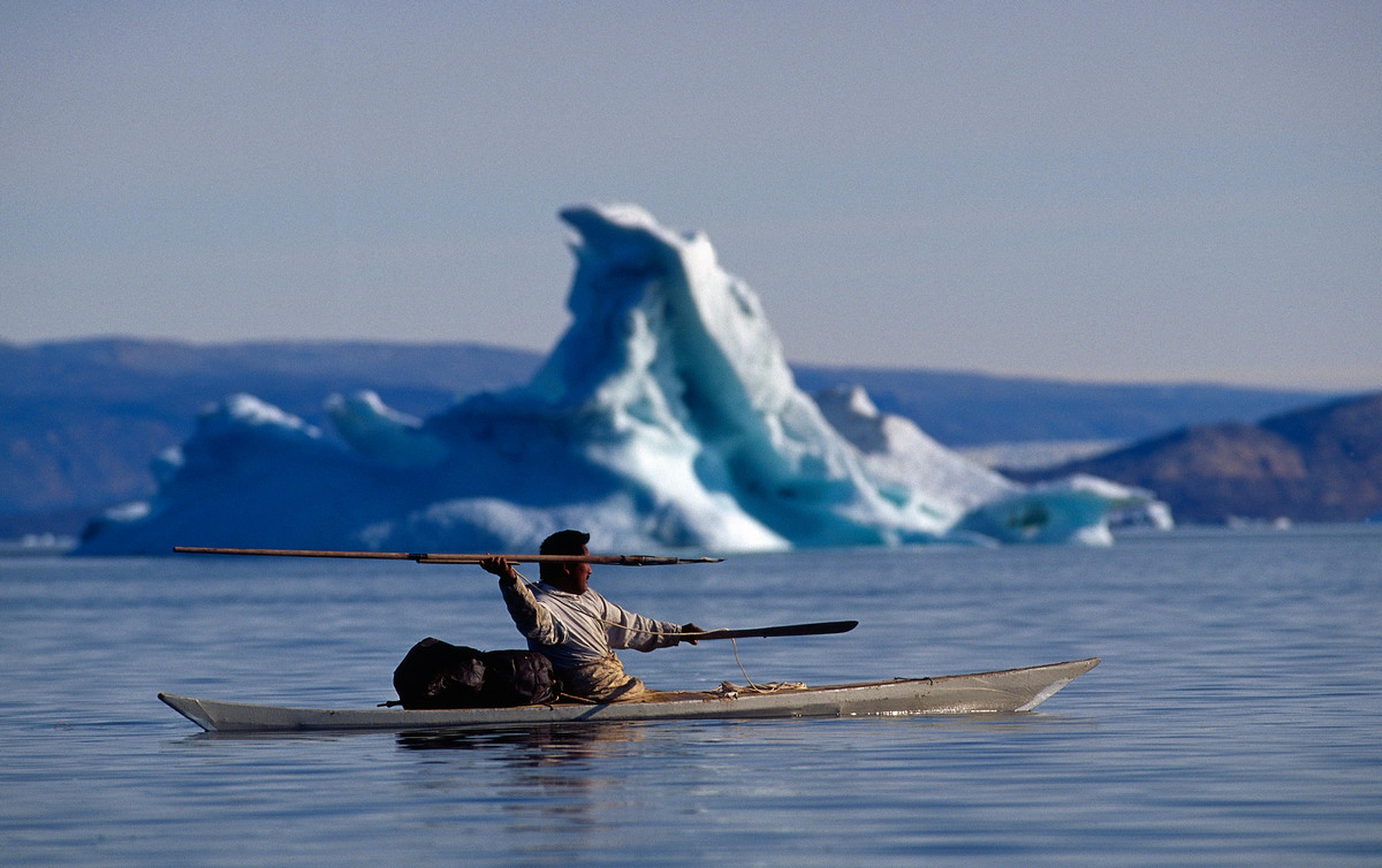 Inuit narwal jager in een bootje