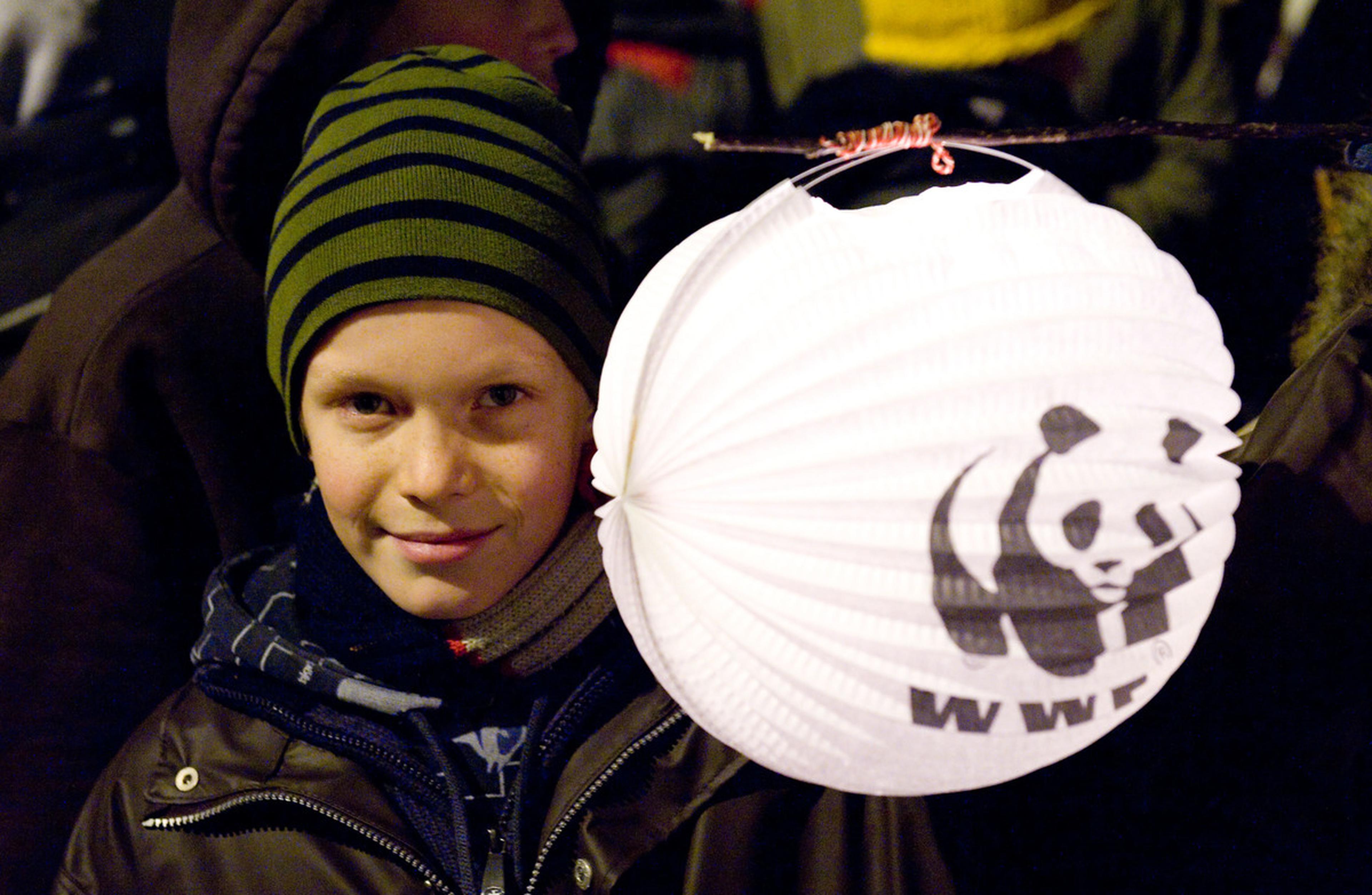 jongen met witte lampion met wwf logo erop