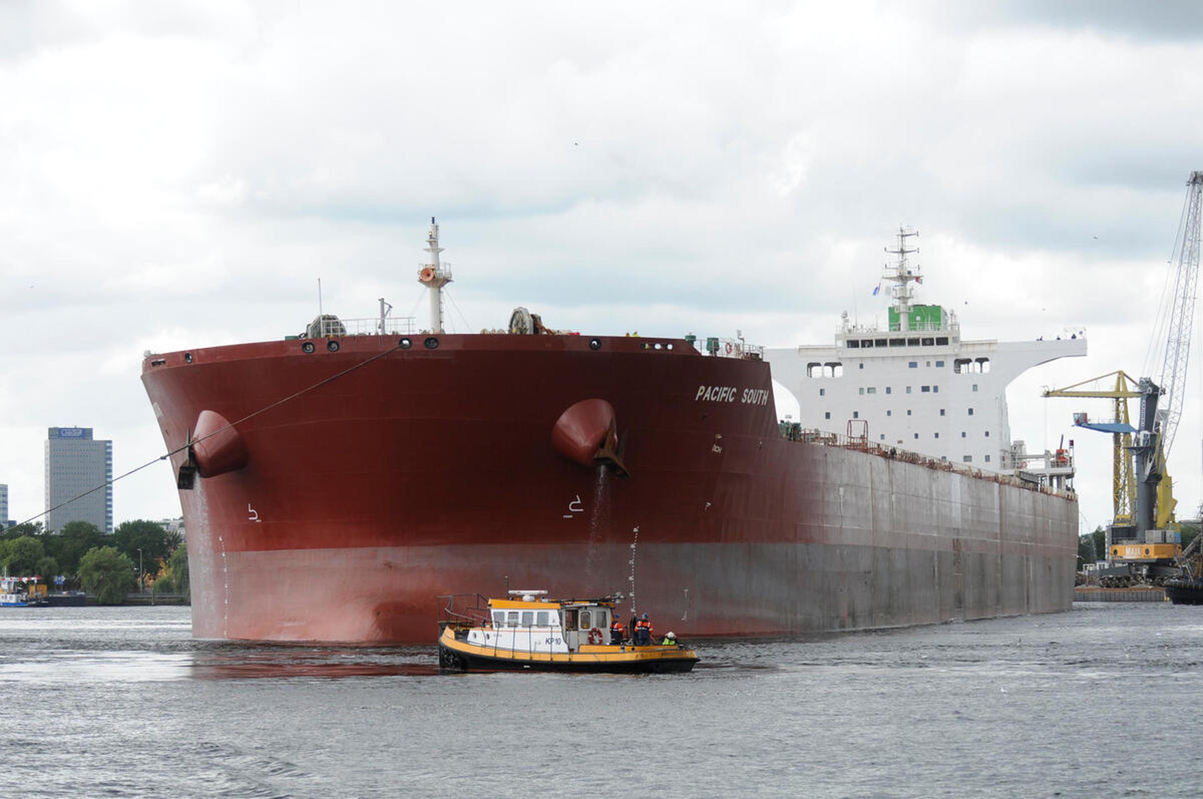 rood leeg containerschip in de haven