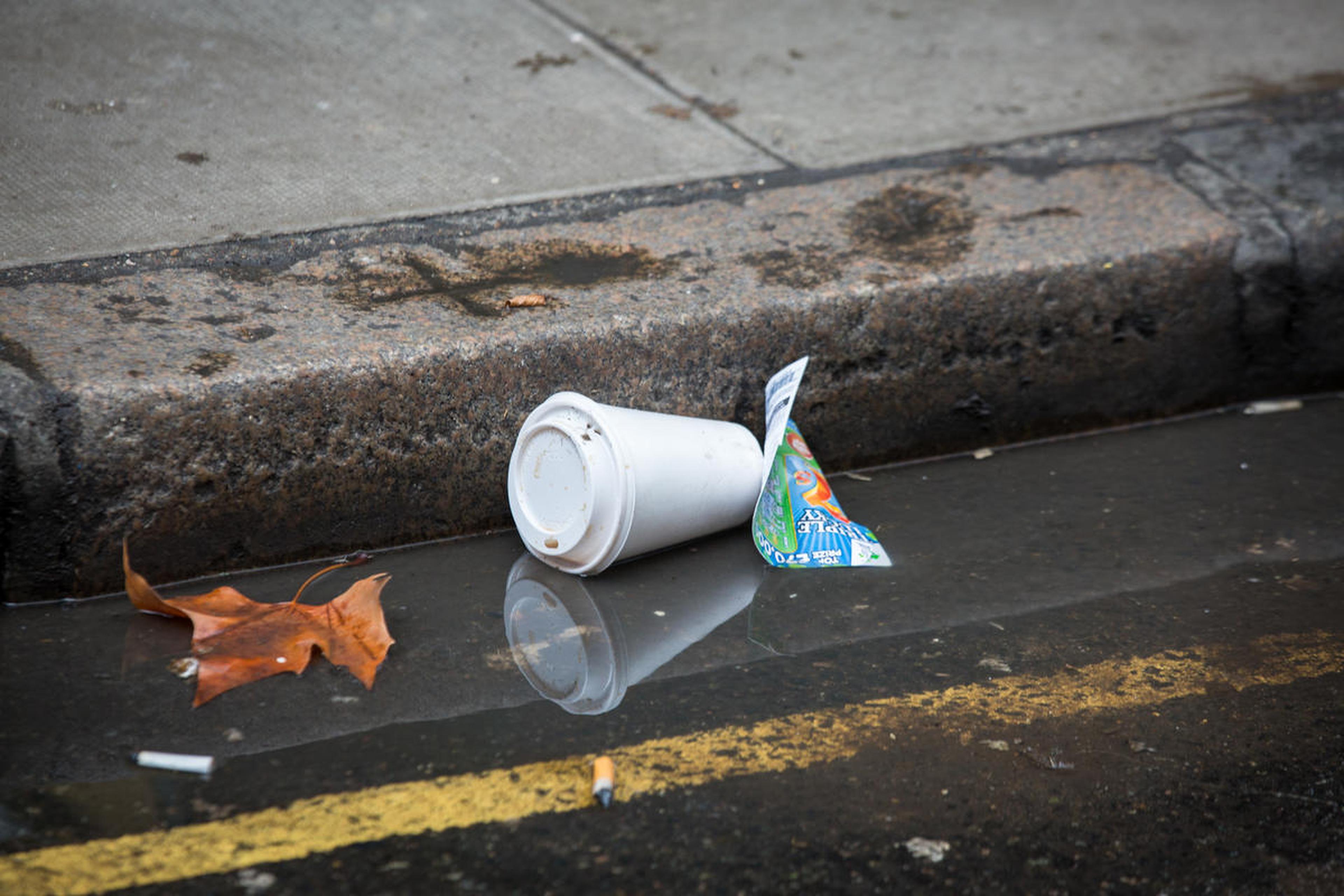 Afval op straat, beker, plastic