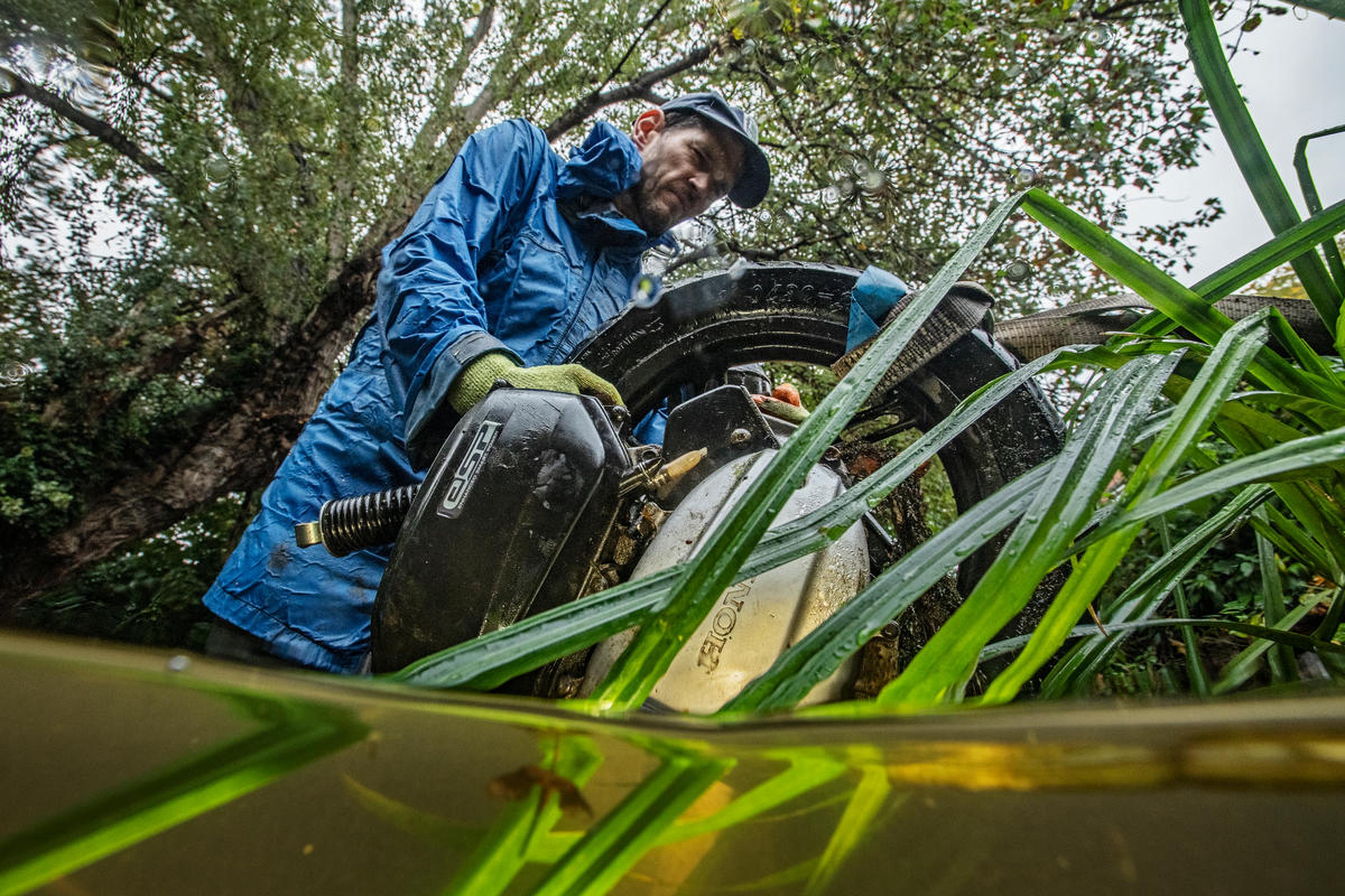 man verwijderd ban uit water
