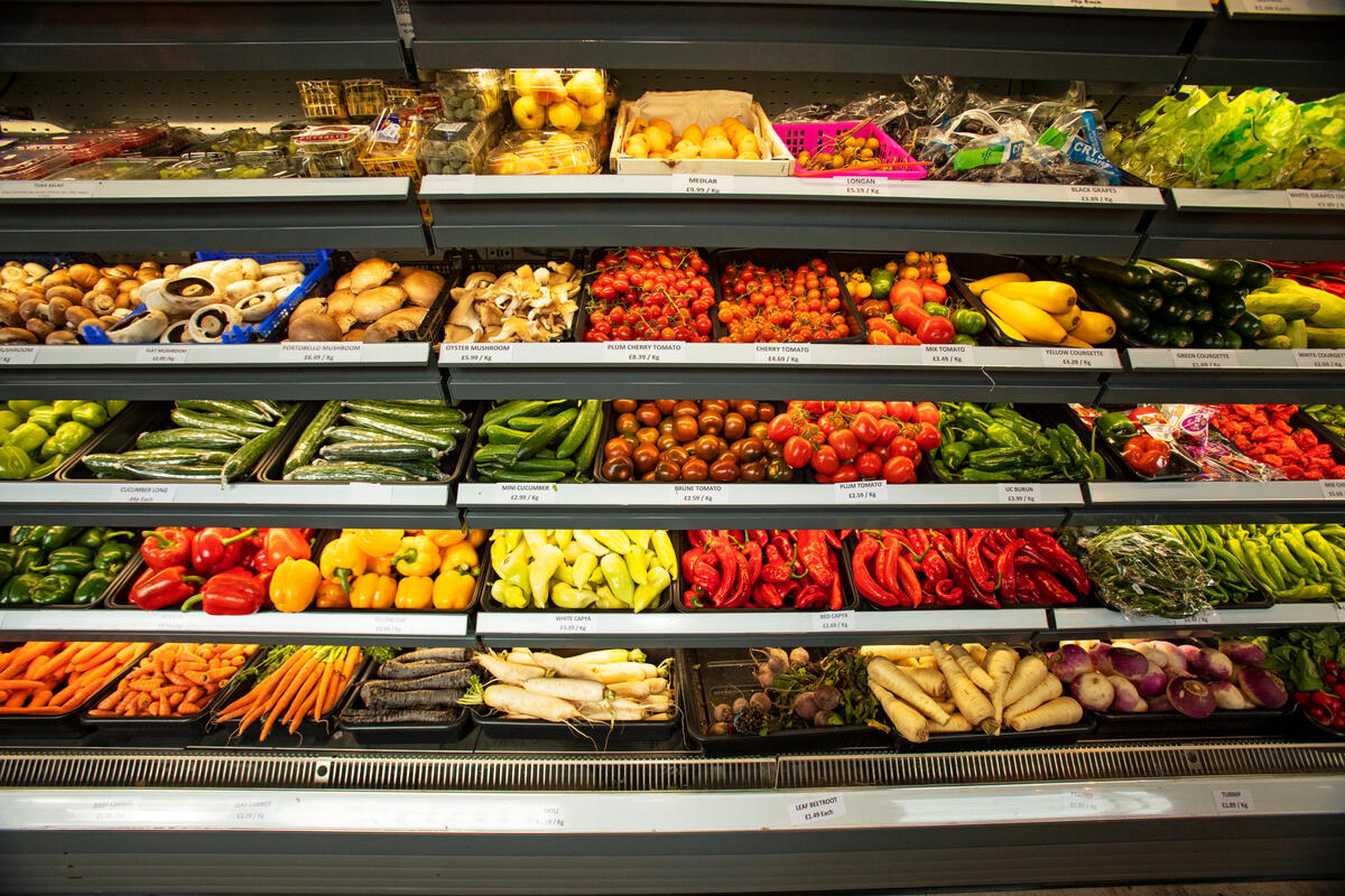 Groenten en fruit in een supermarkt