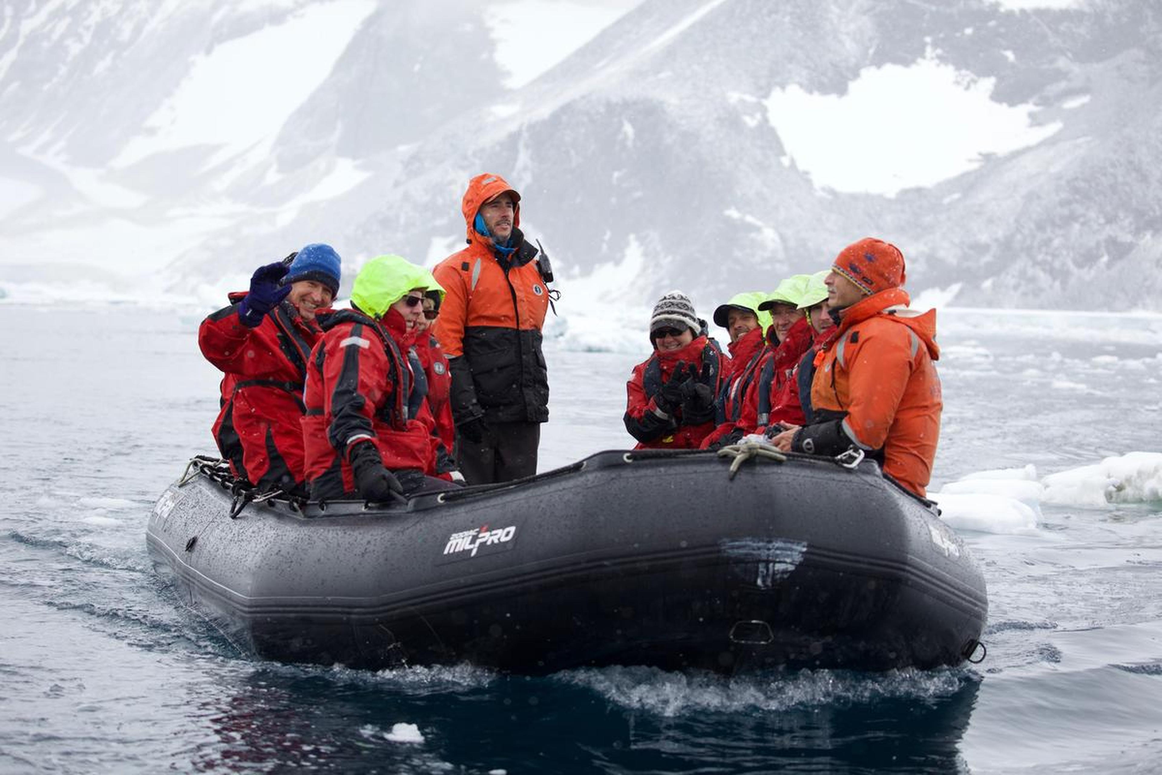 Walvisonderzoekers op een bootje in de zee, Antarctica