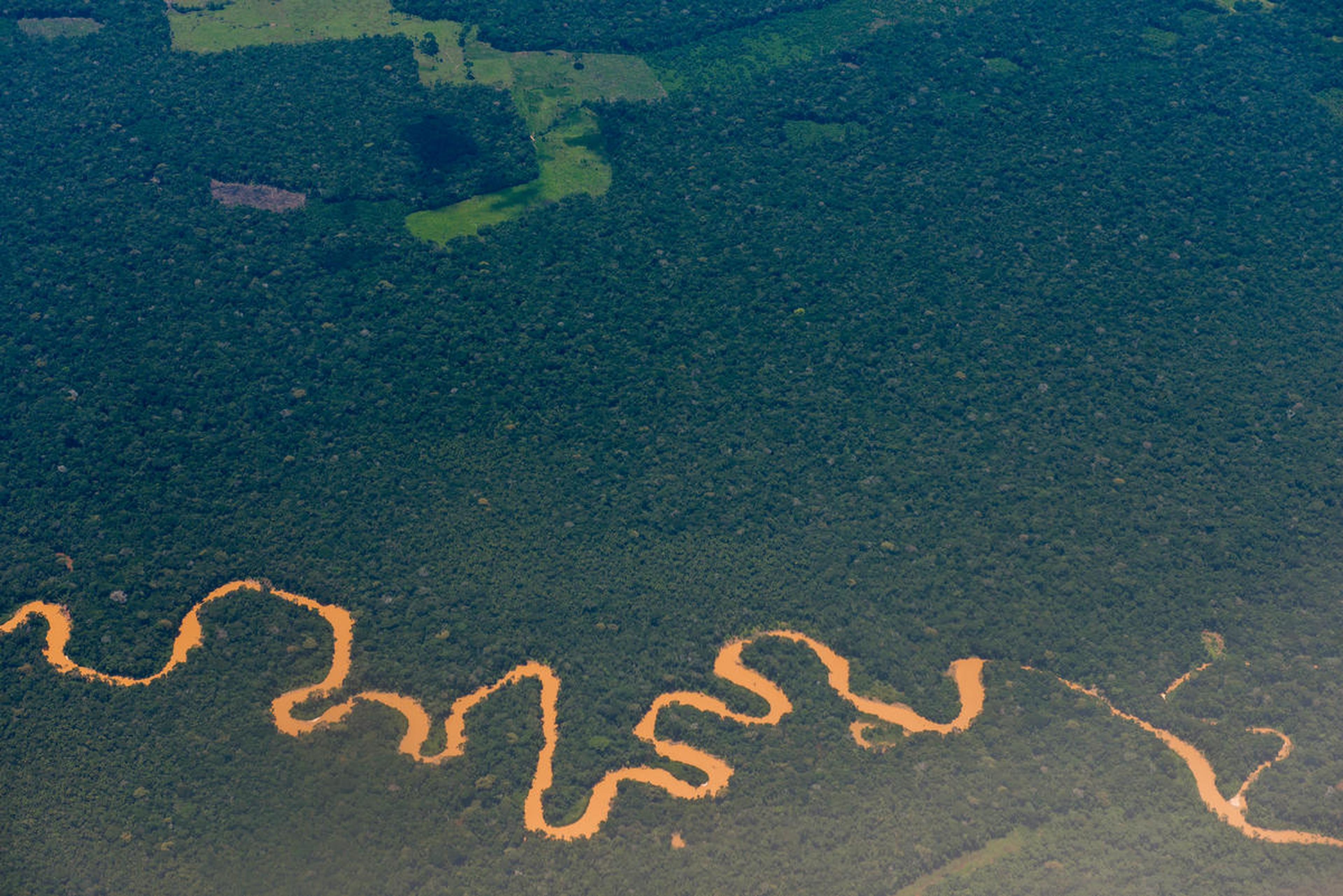 Een luchtfoto van de Amazone-rivier die door het Peruaanse regenwoud stroomt