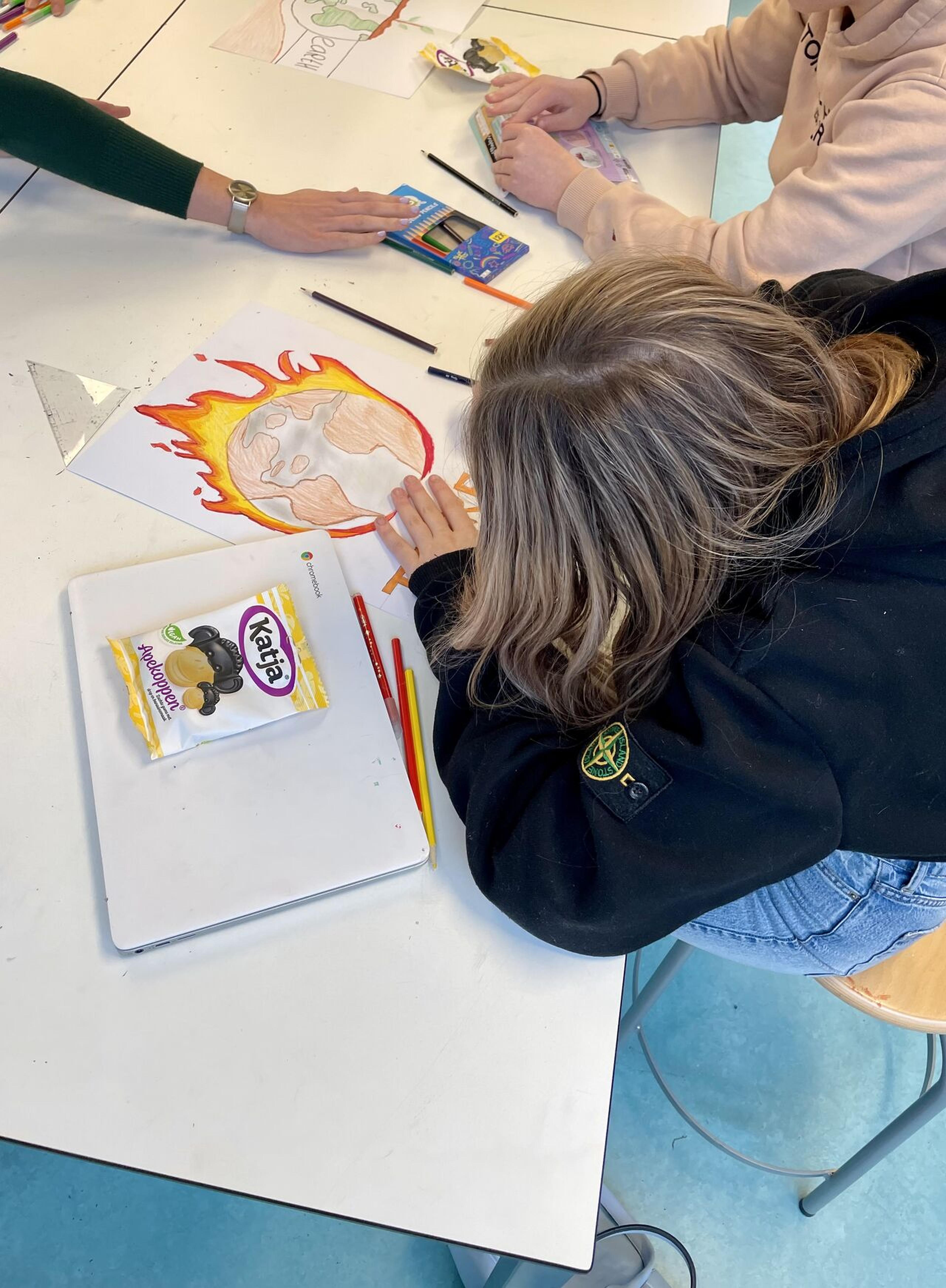 Kinderen maken posters tijdens gastles