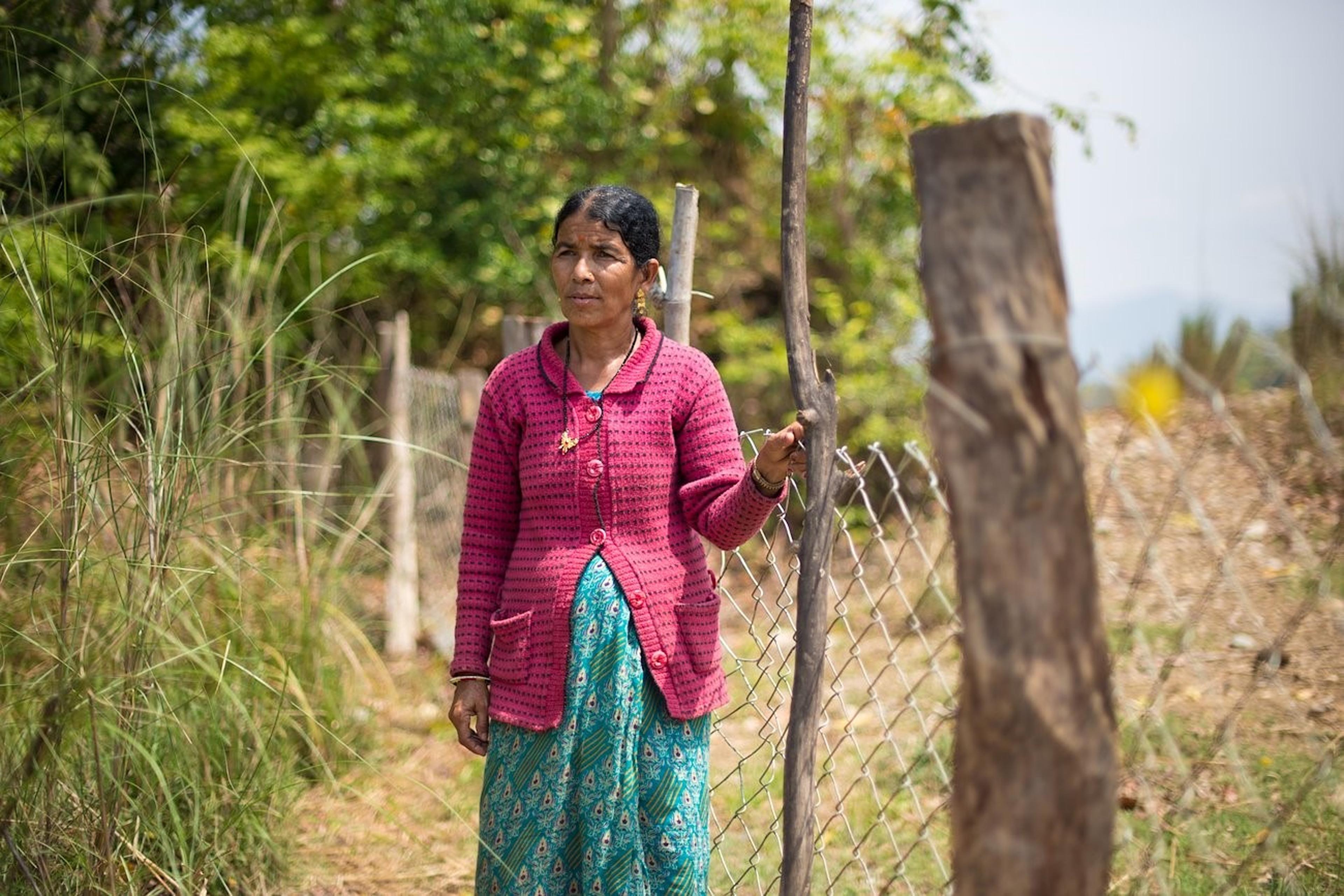Thaba staat naast een hek, Nepal