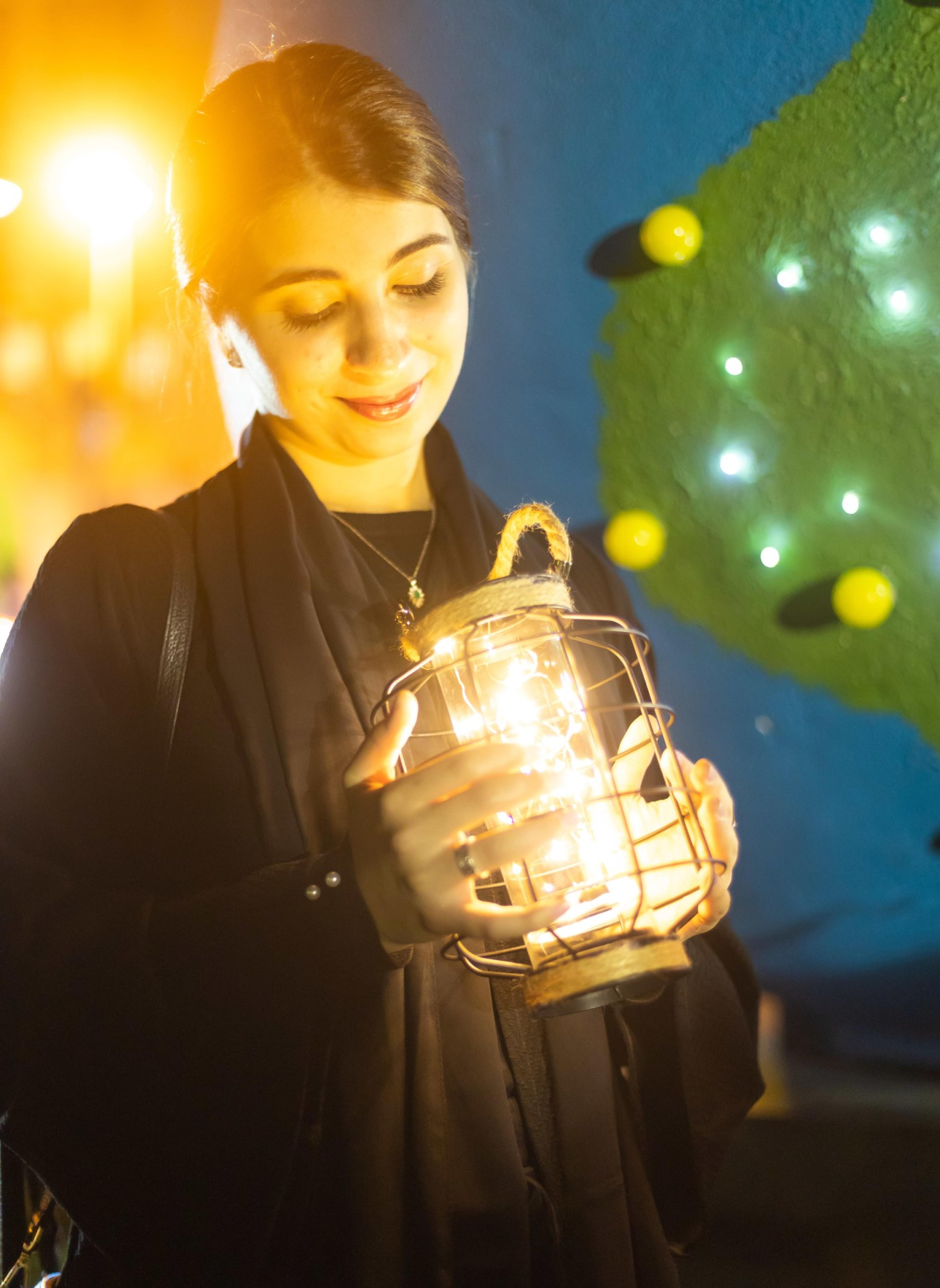 Vrouw met lamp in haar handen