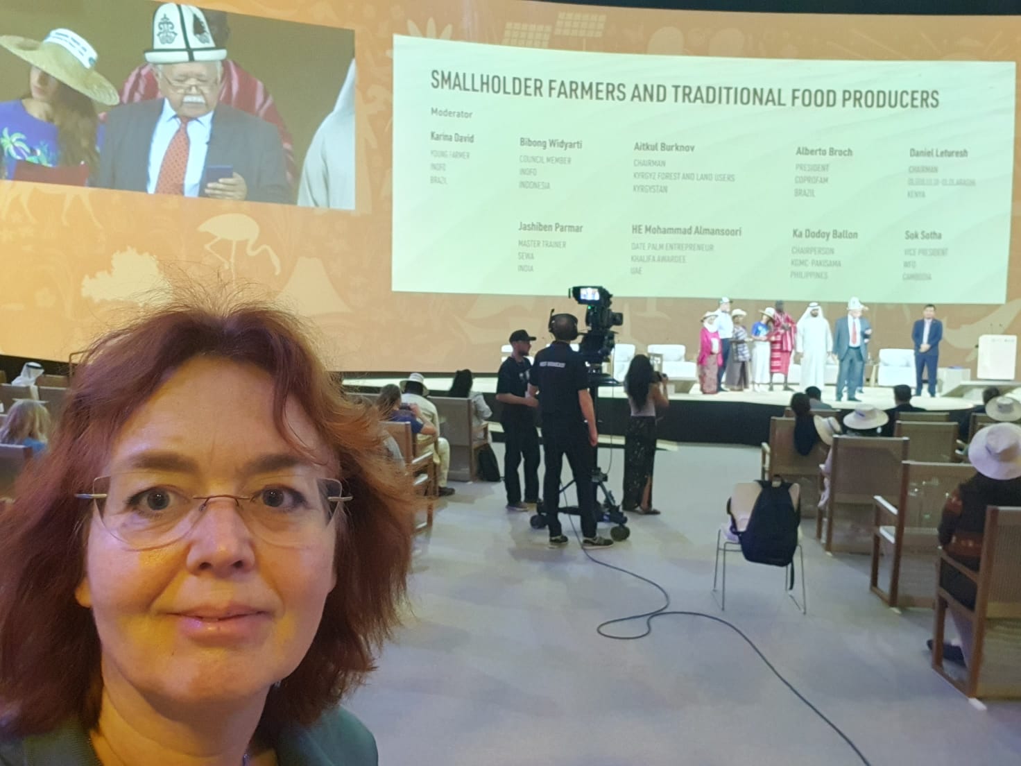 Natasja in zaal met traditionele boeren die oproepen tot actie.jpg