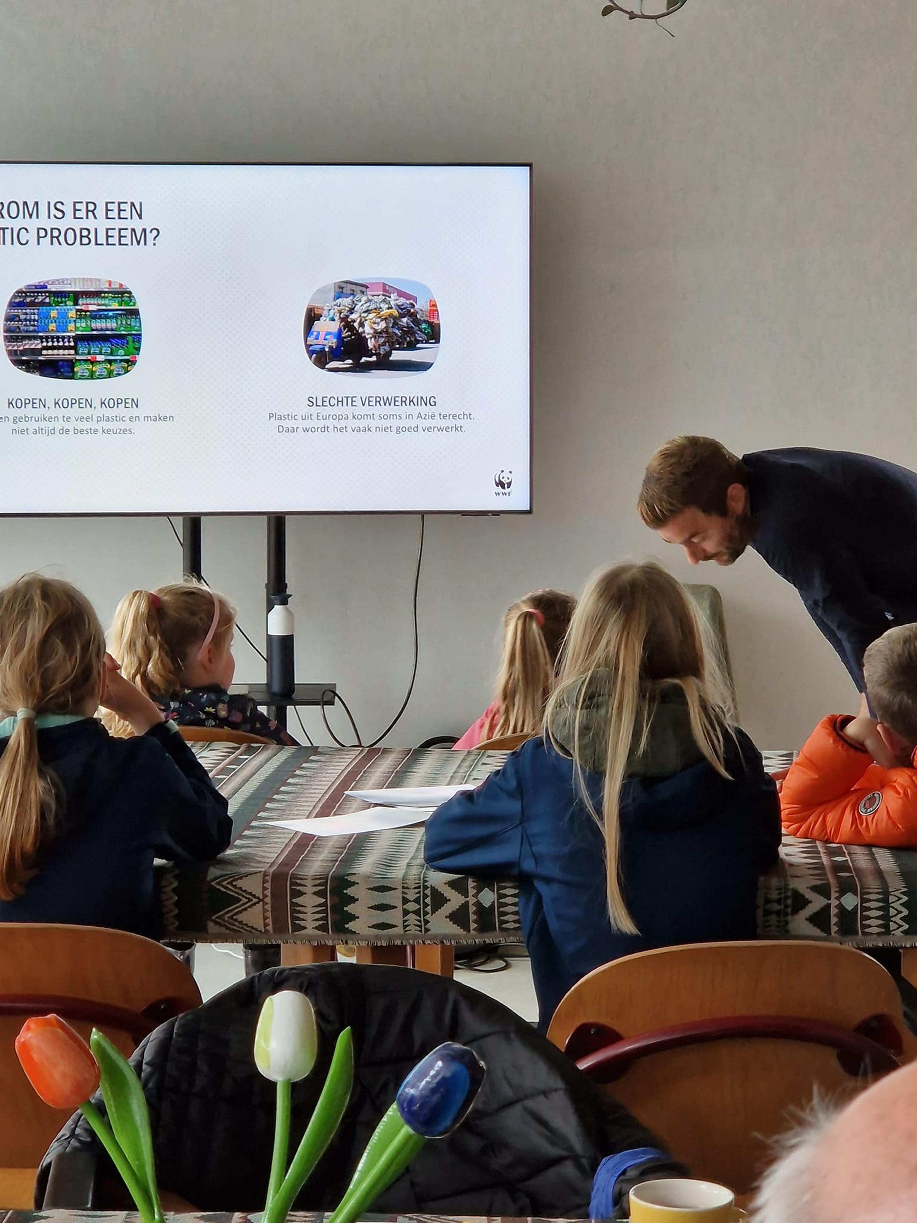 Vrijwlliger van regioteam Limburg geeft gastles