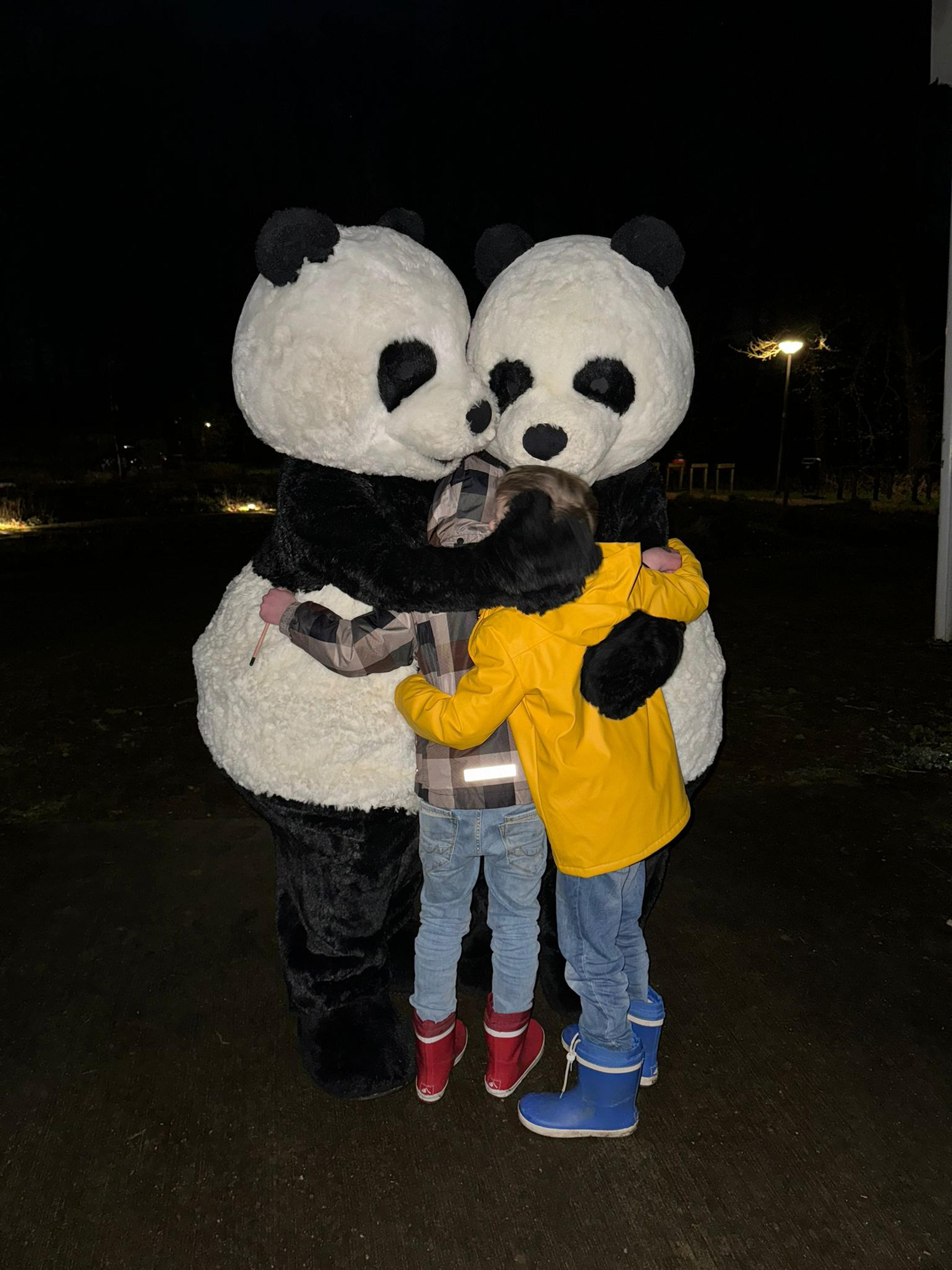 Knuffel van 2 panda's aan 2 kinderen in Amersfoort