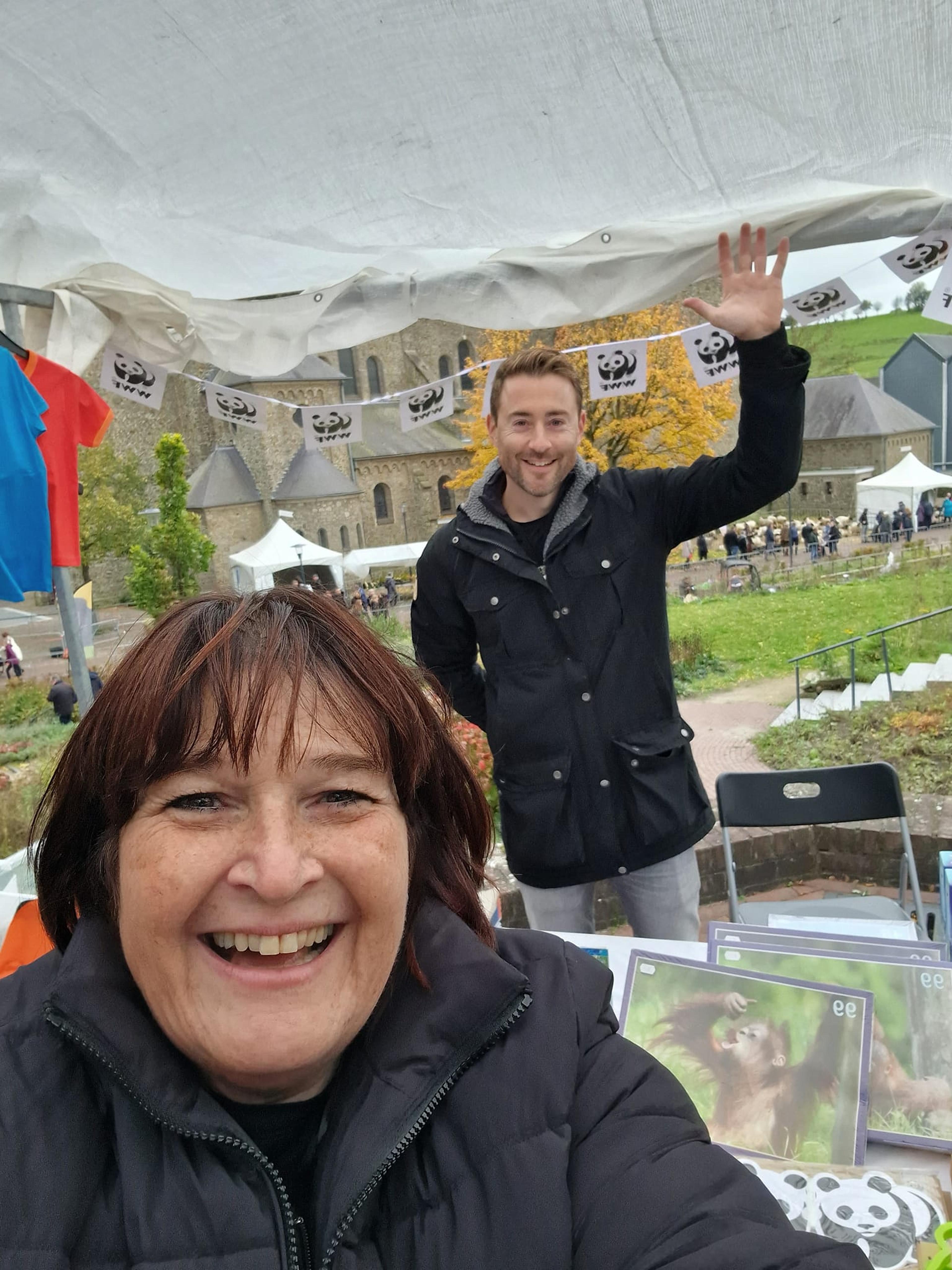 Selfie bij marktkraam van vrijwlligers van regioteam Limburg