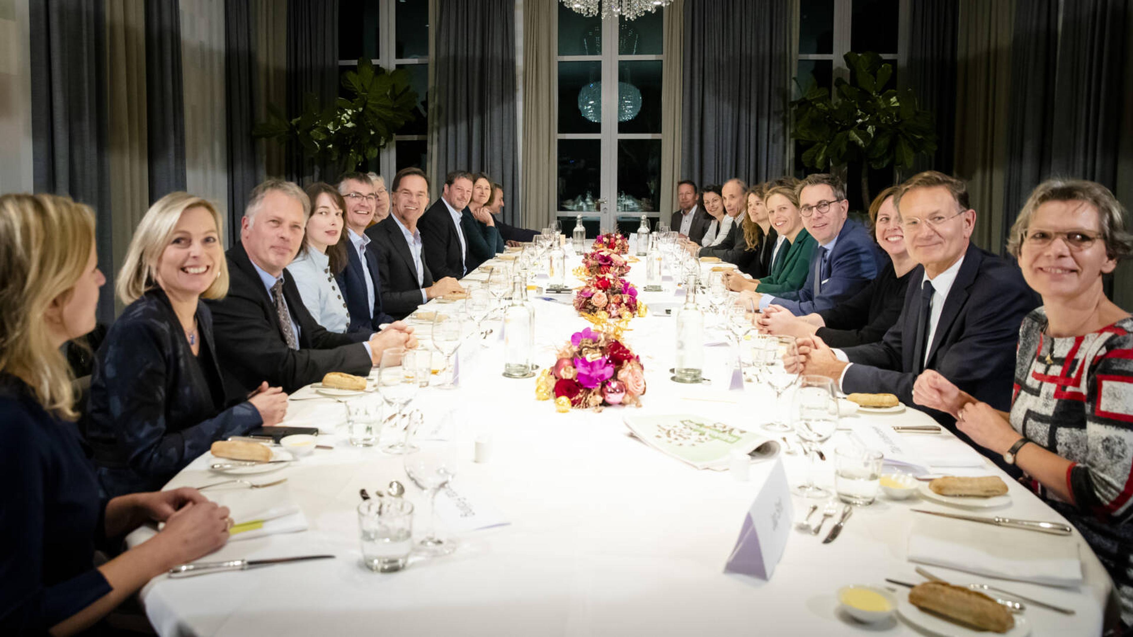 Kirsten aan lange tafel met minister-president in Catshuis