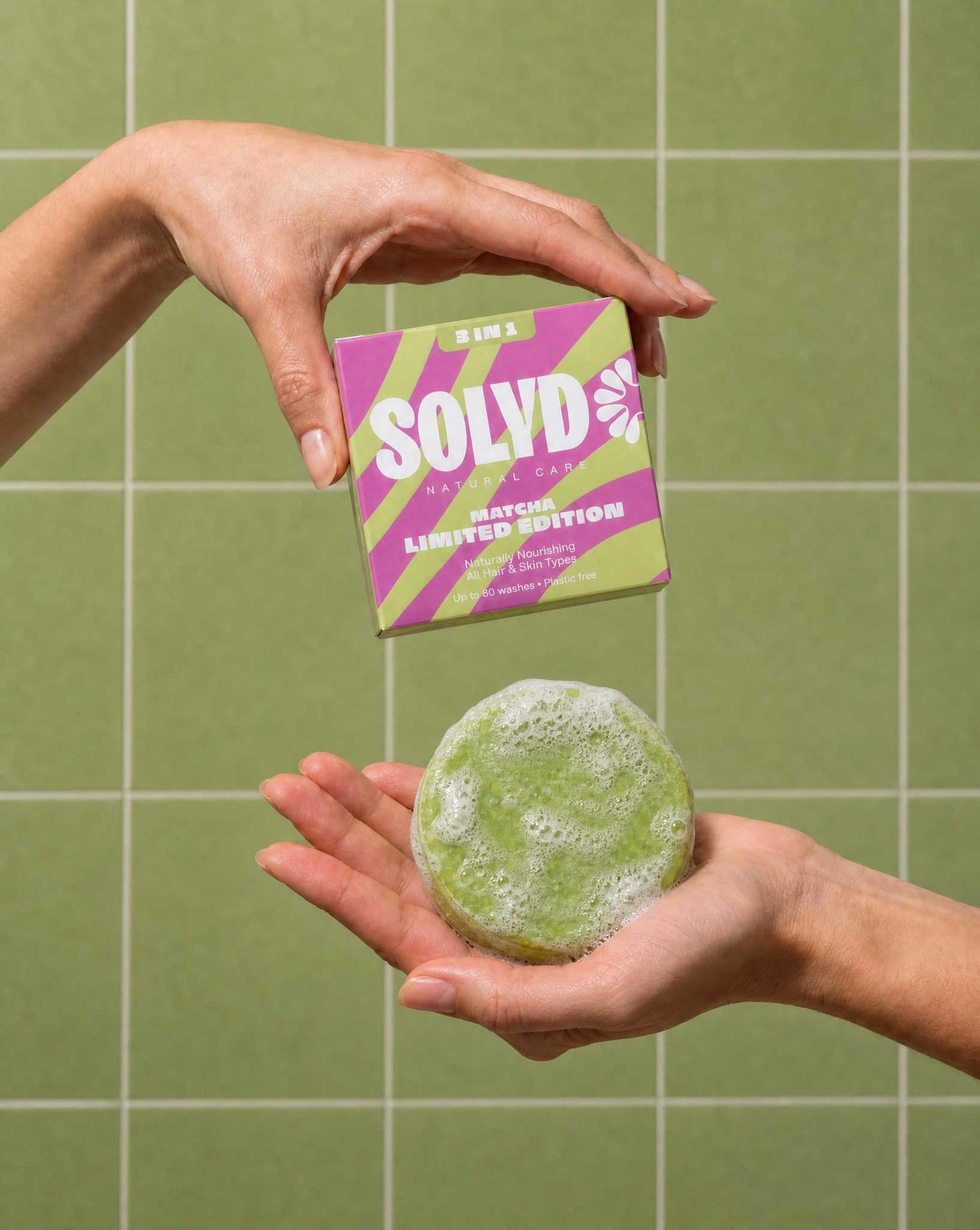 Een verpakking van Solyd met het product in een hand