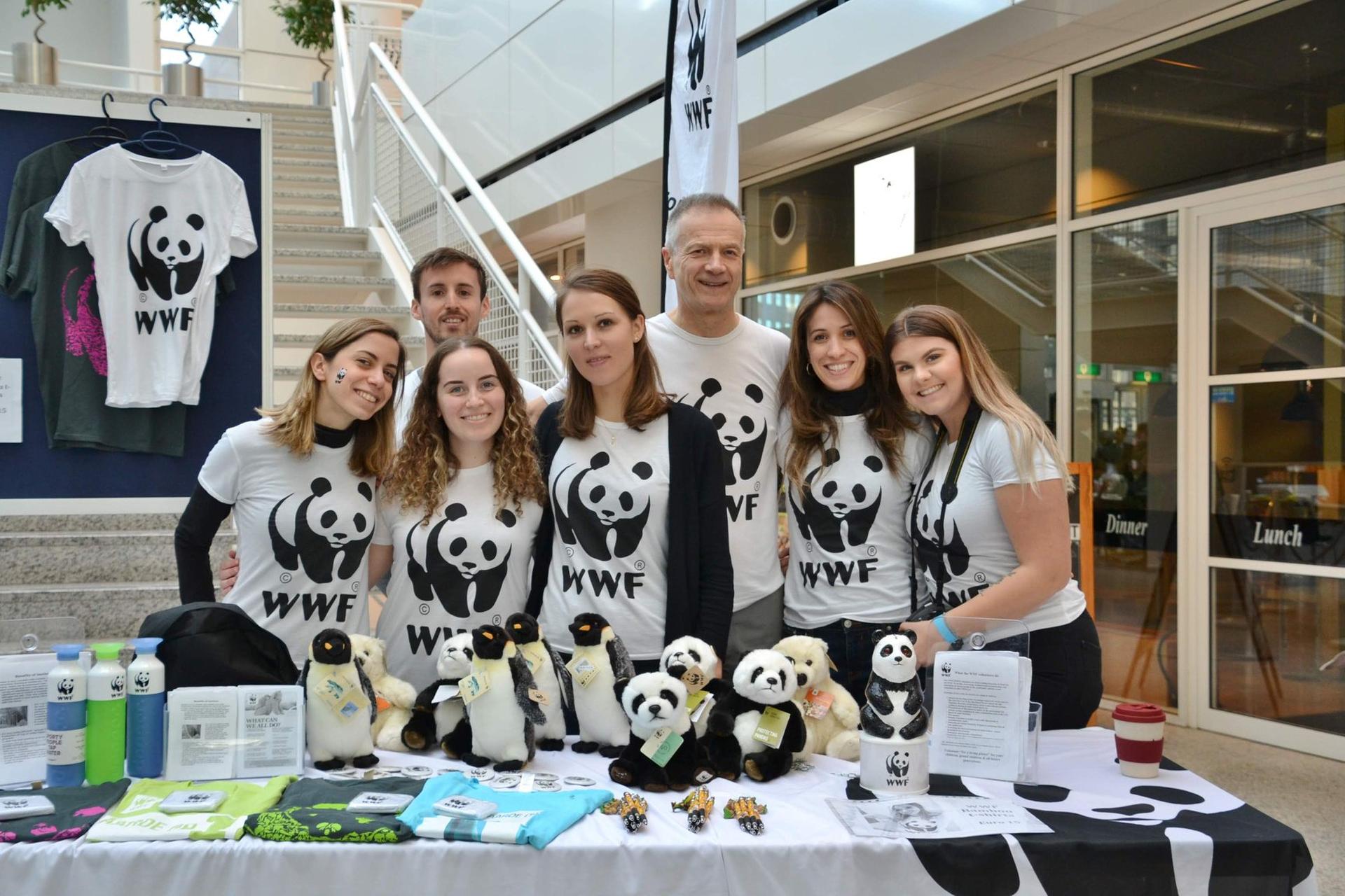 groep wwf vrijwilligers staat achter stand